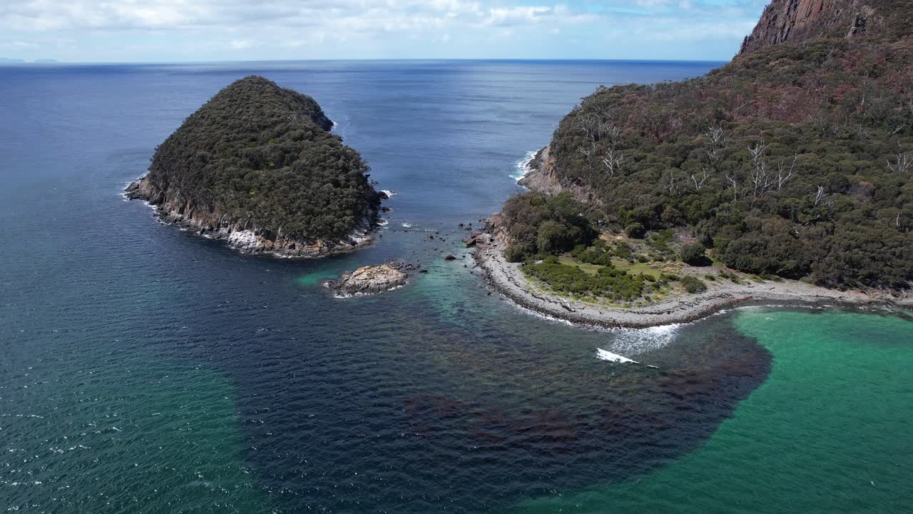 Pingviinisaari ja sininen meri Tasmaniassa, Australiassa – dronekuva