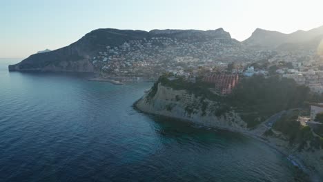 Alicante-Costera-Al-Atardecer-Con-Paisaje-Urbano-Y-Mar-En-Calma,-Rodada-En-La-Comunidad-Valenciana,-España,-Vista-Aérea