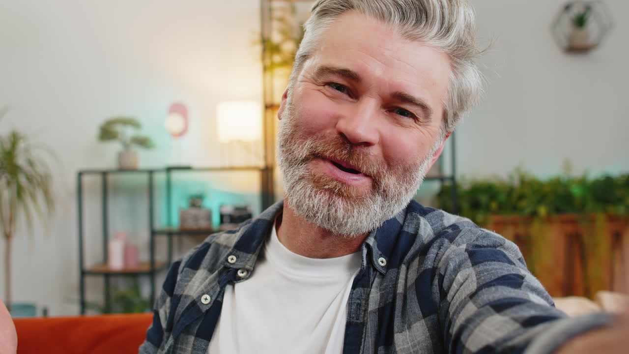pov retrato de un anciano feliz conversando con un amigo o pariente en una llamada de video en un teléfono inteligente