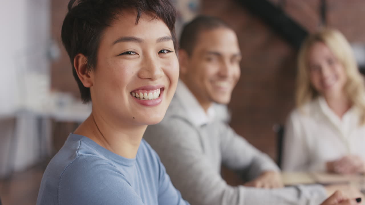사무실 공간 의 회의실 테이블 에 있는 자신감 있는 젊은 아시아 사업가 의 초상화