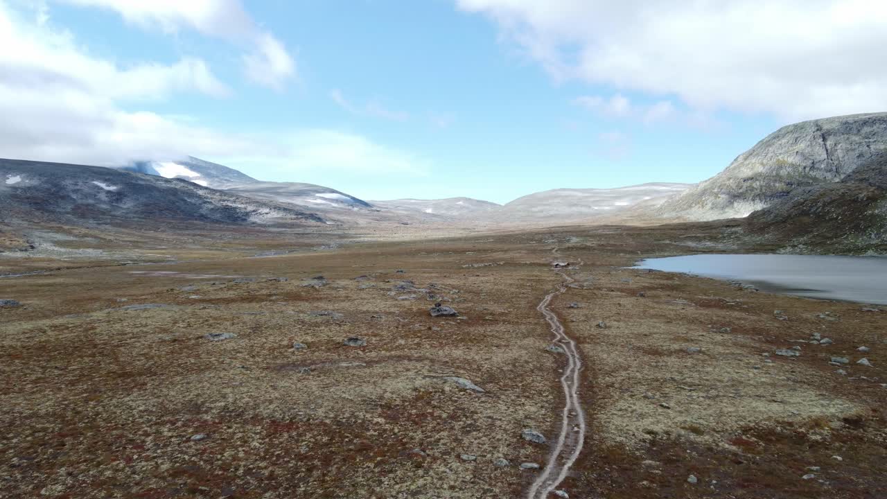 Droneoptagelse af norsk tundra i efterårsfarver, september
