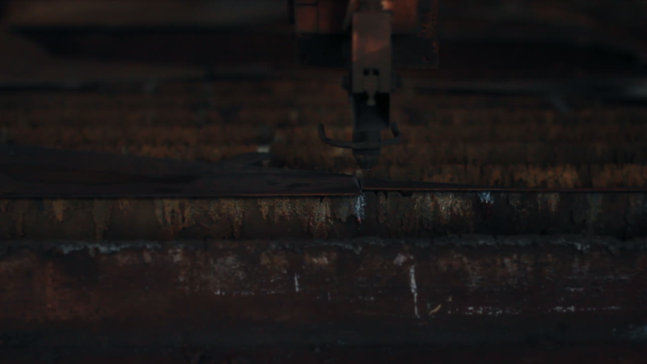 공장에서 플라즈마 절단 프로세스를 위한 프로그래밍 기계