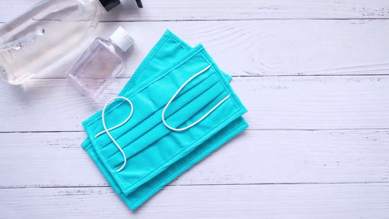 예방을 위해 얼굴 마스크와 손 소독제