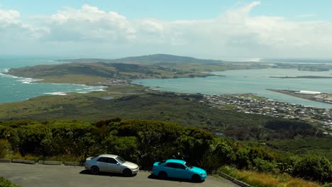 Vista-Del-Municipio-Costero-De-Bluff-En-Nueva-Zelanda,-Con-Autos-Estacionados-Con-Vista-Al-Océano.