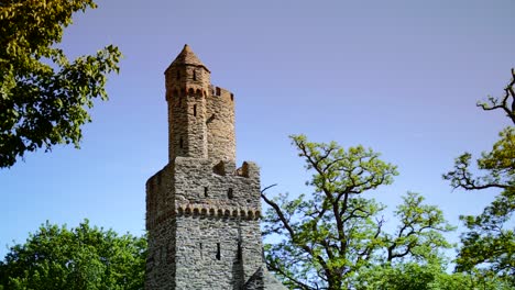 Inclinación-De-La-Cámara-De-Una-Pequeña-Torre-Medieval-Al-Lado-De-Una-Carretera