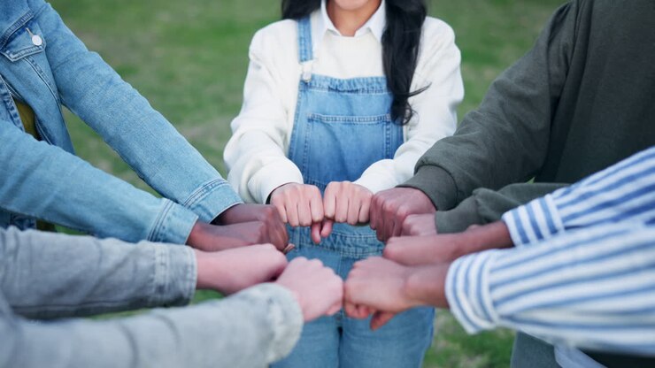 Grupo diversificado unindo as mãos em união