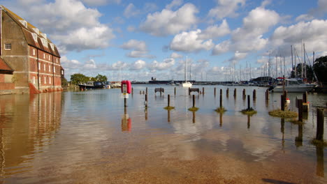 Extraweite-Aufnahme-Einer-Wassermühle-Mit-Bänken-Und-Einem-Bei-Flut-überfluteten-Weg-Am-Ashlett-Creek-Im-Solent,-Southampton