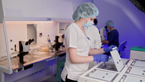 científicos que trabajan en un laboratorio