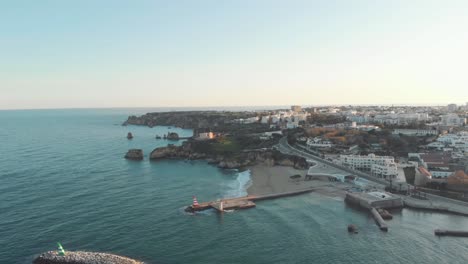 Vista-Escénica-De-La-Puesta-De-Sol-Sobre-El-Fuerte-De-Ponta-Da-Bandeira-Junto-Al-Estuario-Del-Río,-En-Lagos,-Algarve-Portugal---Amplia-Toma-Panorámica-Aérea