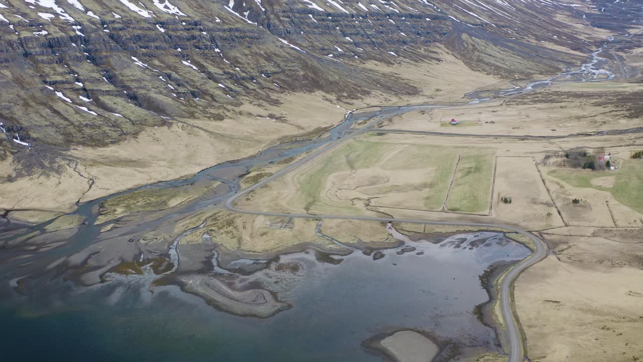 фьорд мжойфьордур на острове исландия в солнечный день