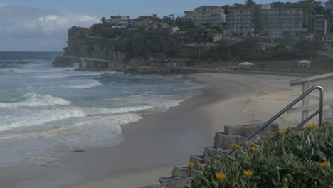 Olas-Oceánicas-En-La-Playa-De-Bronte---No-Hay-Gente-En-El-Paseo-Costero-De-Bronte---Sydney,-Nueva-Gales-Del-Sur,-Australia