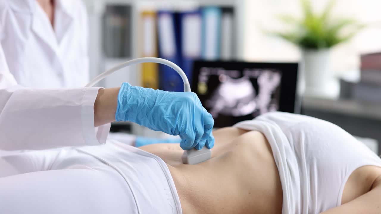 Diagnosi ecografica dello stomaco sulla cavità addominale di una donna in clinica, primo piano