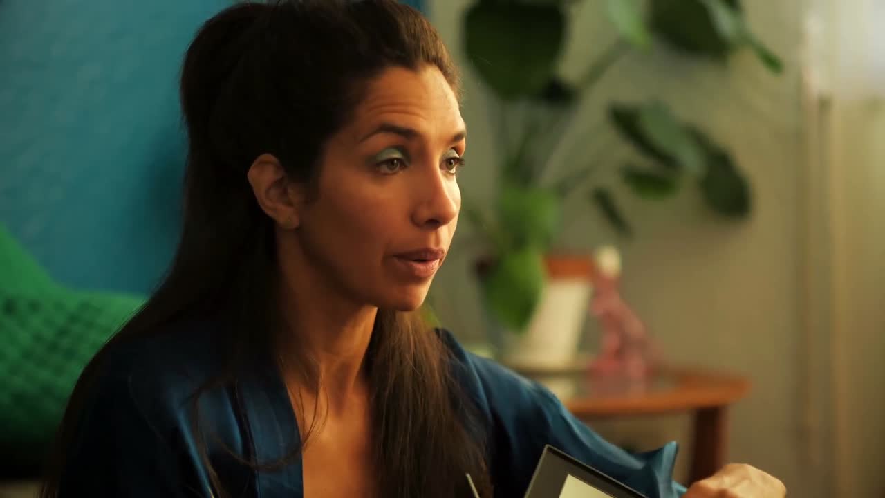 blogger de video grabando un video sobre el maquillaje 4k