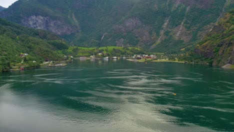 Aurlandsfjord-Stadt-Flam-Im-Morgengrauen.