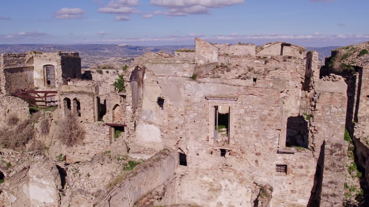 Miasto-widmo z rozpadającym się kościołem, Craco, Matera, Włochy