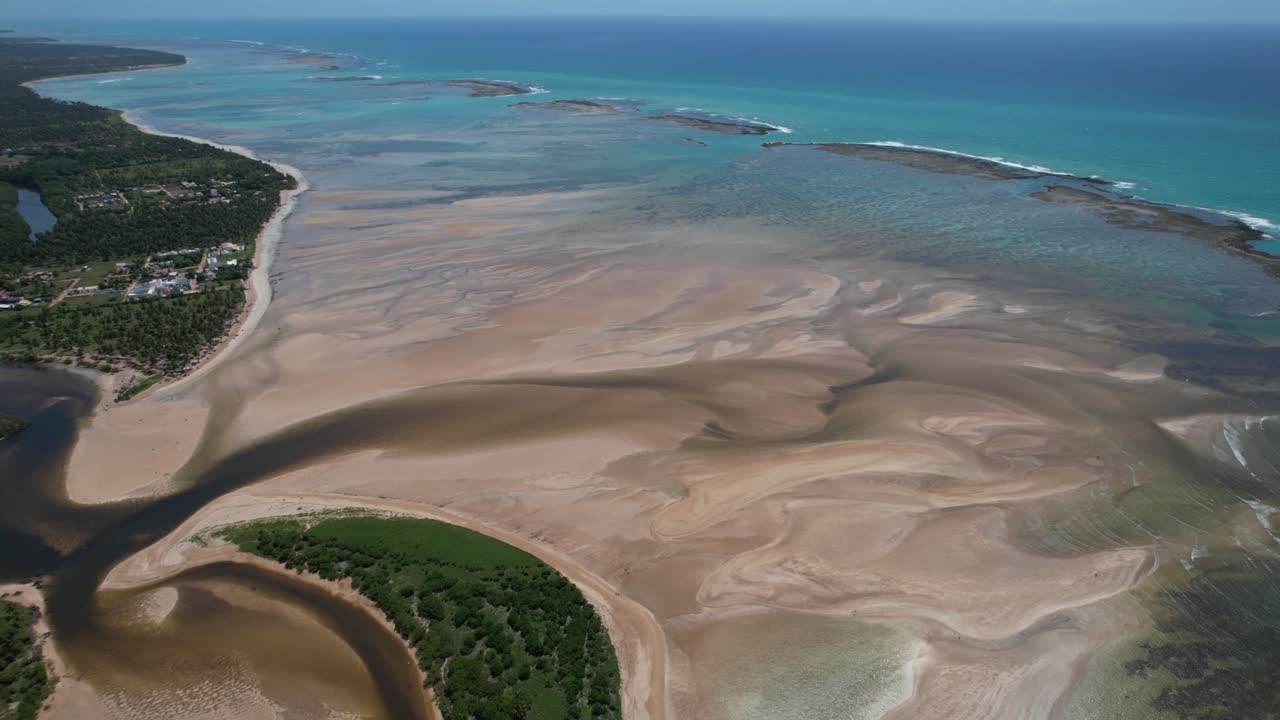 volando sobre la playa de são miguel dos milagres en el estado de alagoas, brasil.