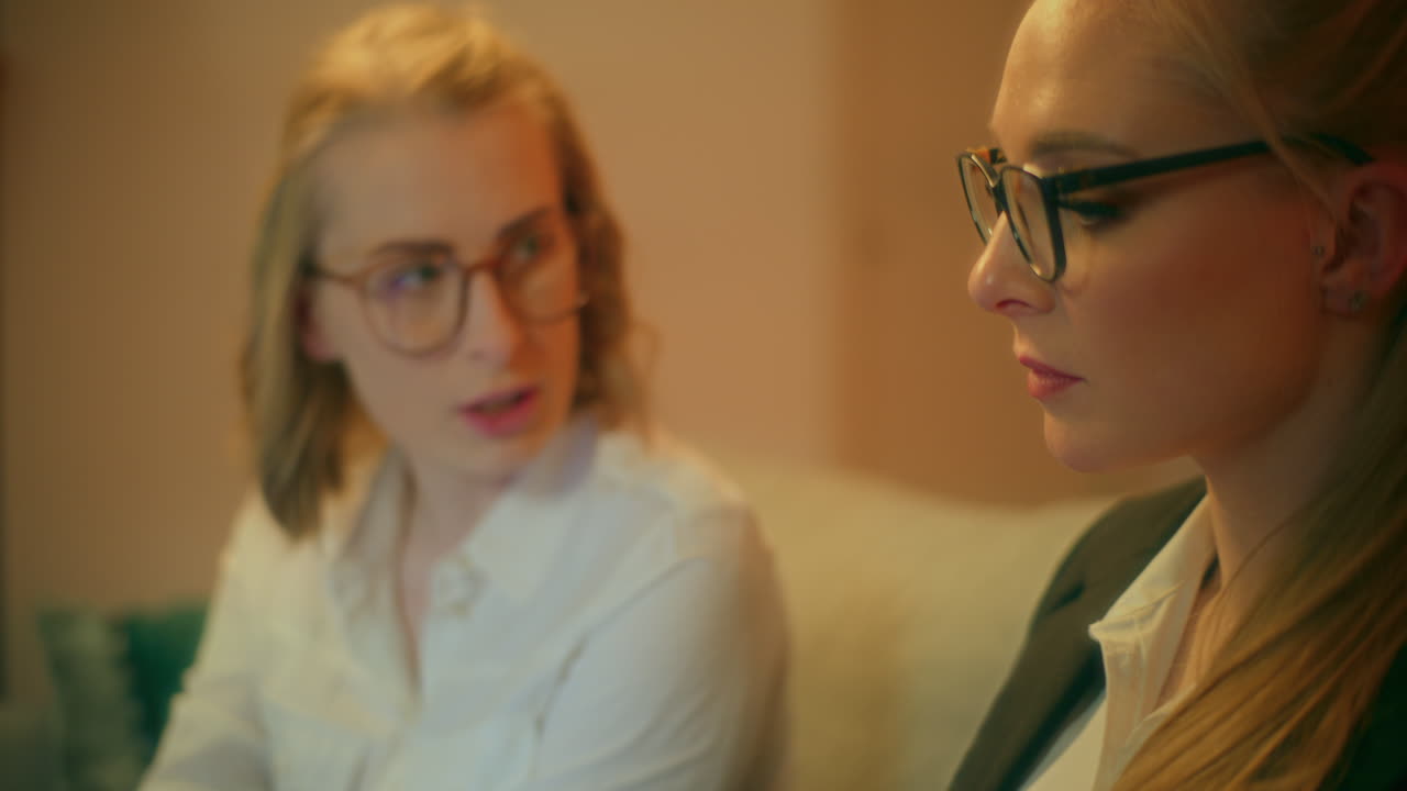 un primer plano de dos mujeres discutiendo problemas comerciales de su compañía.