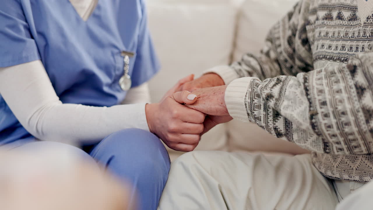 старший, рука и медсестра, держащиеся за руки.