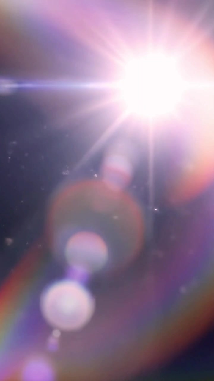 Transizione cinematografica astratta con flare luminoso su sfondo nero