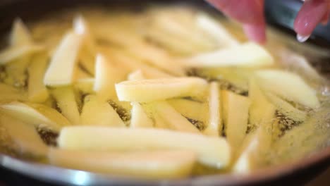 freír las patatas fritas en una sartén