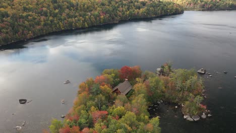 Luftaufnahme,-Haus-Am-Seeufer-Und-Bunter,-Auffälliger-Wald-In-Amerikanischer-Landschaft