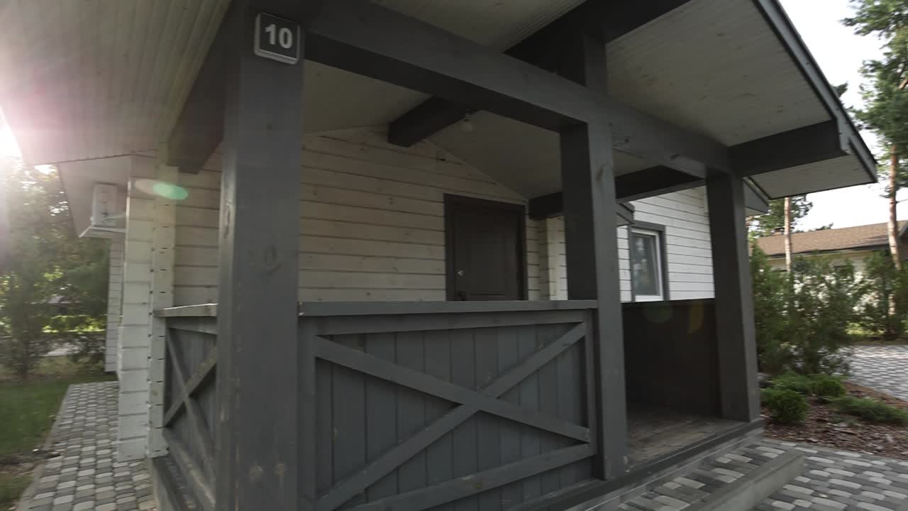 이 많은 정원에서 나무로 만든 오두막집