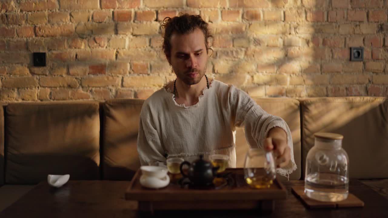 hombre bebiendo té en un entorno tranquilo y pacífico