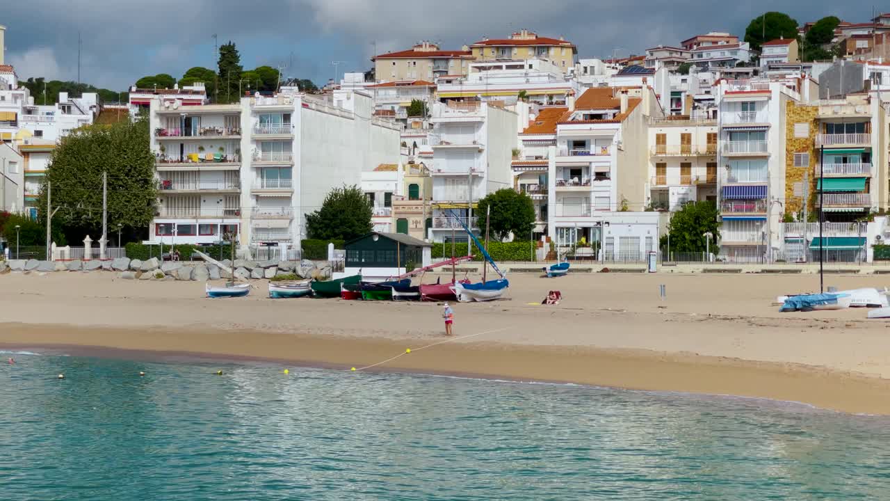 platja de les barques mar campo maresme barcelona costa mediterranea avion cerca azul turquesa agua transparente playa sin gente