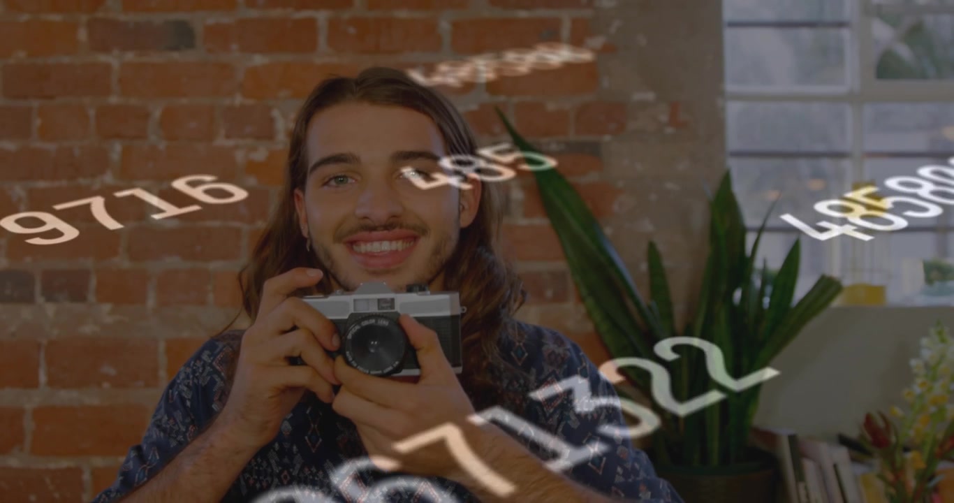 Creatore di contenuti che solleva una fotocamera a telemetro con numeri fluttuanti che guidano l'inquadratura per la fotografia