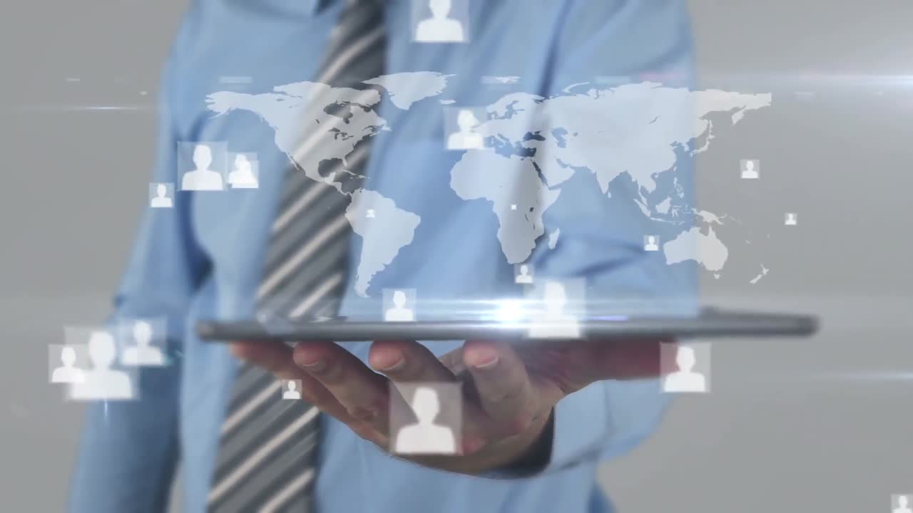 hombre de negocios usando una tableta para ver un holograma