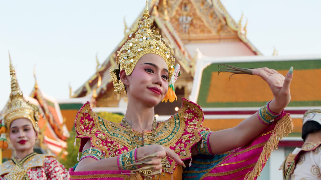 Uma dançarina tailandesa apresenta Manohra com um cocar dourado e um traje ornamentado em um templo de Banguecoque.