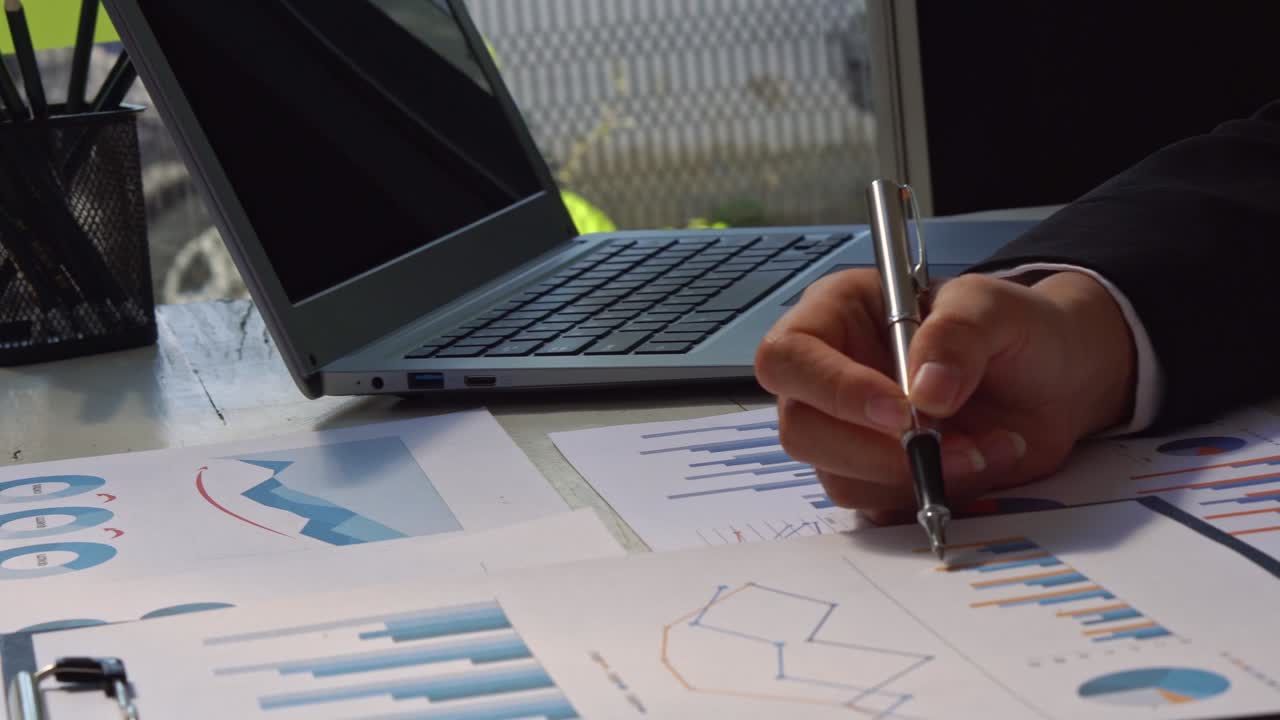 비즈니스 팀 회의와 프로젝트 계획에 대해 논의하는 금융 그래프를 작업하는 사업가 회의실에서 비즈니스 프로젝트에 종사하는 전문 투자자와 이야기하십시오.