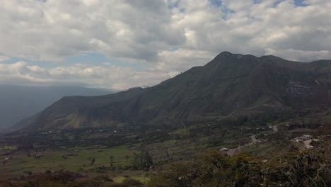 vista panorámica que establece el valle de la montaña alrededor de kuntur wasi, perú