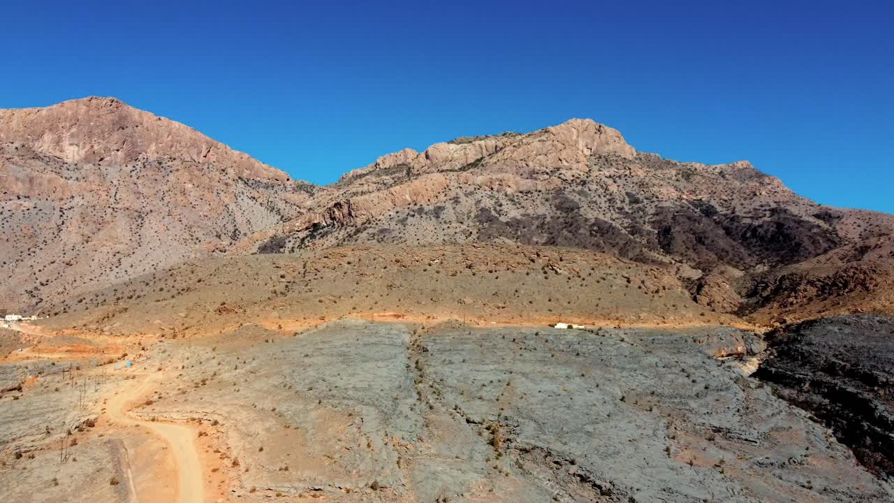 Soar above Jebel Shams, Oman's highest mountain! Witness breathtaking views of the "Grand Canyon of Arabia." Watch now!