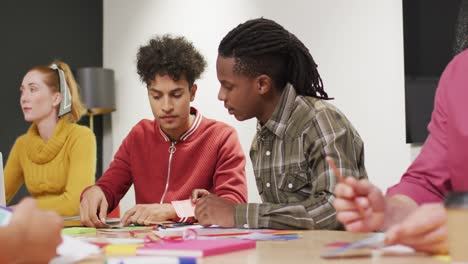 diversas personas de negocios felices discutiendo el trabajo durante una reunión en la oficina