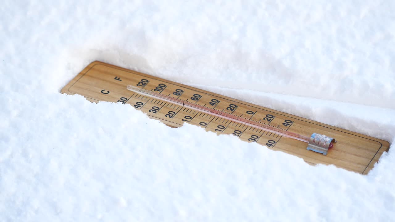 termómetro en la nieve