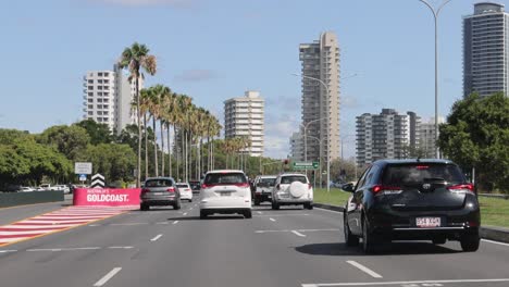 vehículos que se desplazan por una carretera urbana de varios carriles