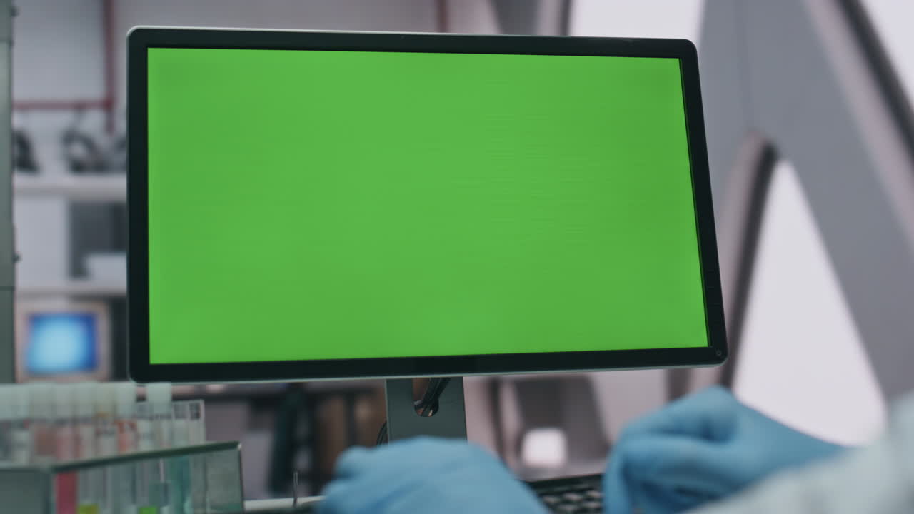 médico escribiendo pantalla verde computadora en el laboratorio avanzado moderno de cerca.