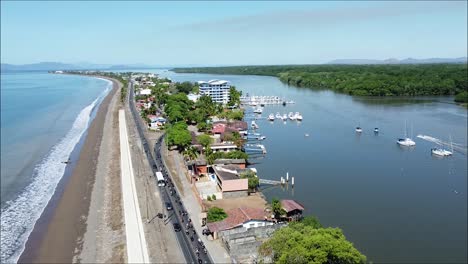 muchas motocicletas y coches en la carretera junto al mar, costa rica, puntarenas, pura vida, calle larga, playa, puerto, manglar pantano