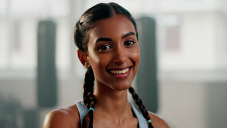 Mujer-Feliz,-Cara-Y-Brazos-Cruzados-En-El-Gimnasio.