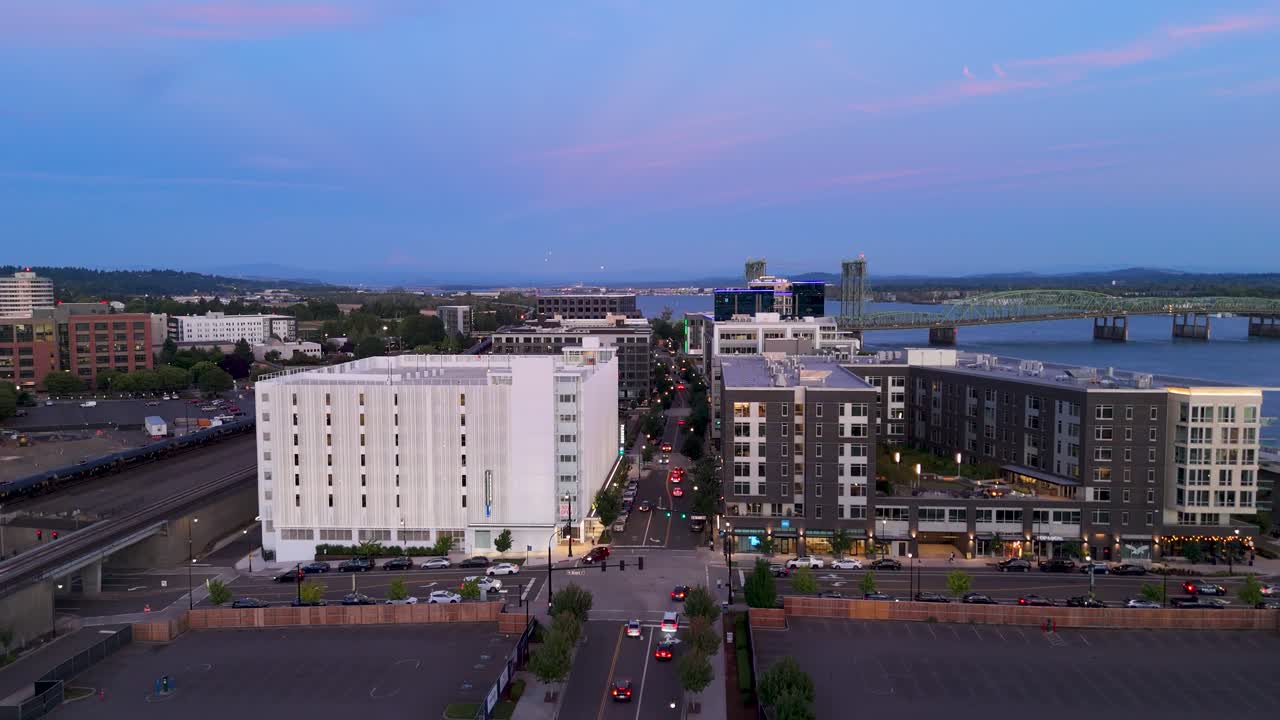 Toma estática con dron de Vancouver, Washington, al atardecer