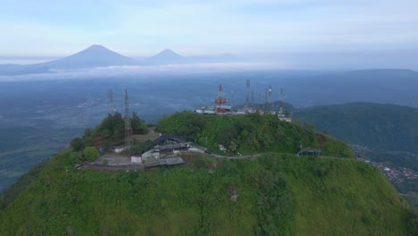 vista aérea panorámica del monte telomoyo y sus alrededores en indonesia