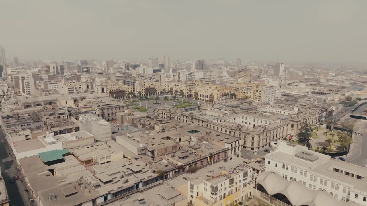 Volando verso la Piazza Principale di Lima, la Cattedrale di Lima e il Palazzo del Governo a Lima, Perù. - ripresa aerea