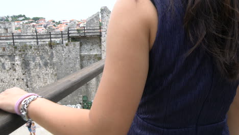 Woman-Walk-on-Wall-of-Dubrovnik-Old-Town,-Croatia