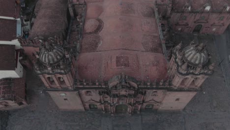 Imágenes-Aéreas-De-Drones-De-4k-Durante-El-Día-Sobre-La-Catedral-Principal-Desde-La-Plaza-De-Armas-En-Cusco,-Perú-Durante-El-Bloqueo-Del-Coronavirus