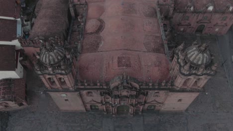 imágenes aéreas de drones de 4k durante el día sobre la catedral principal desde la plaza de armas en cusco, perú durante el bloqueo del coronavirus