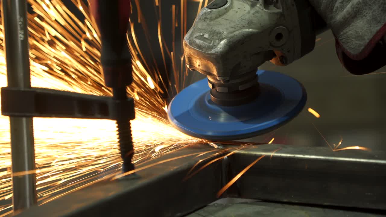 hombre anónimo procesando detalles metálicos en el taller