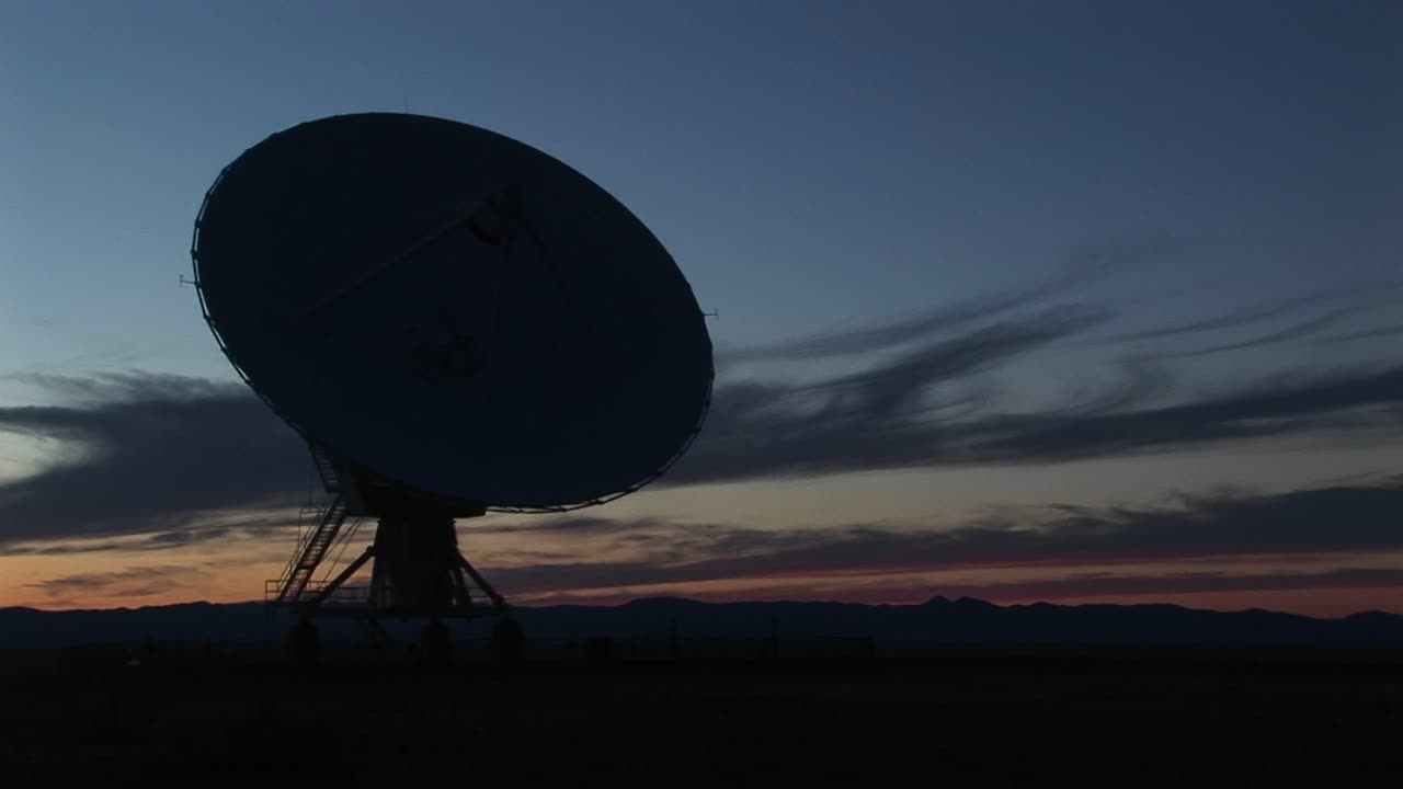 뉴멕시코 1의 국립전파천문대 배열에 있는 위성 접시 실루엣의 미디엄샷