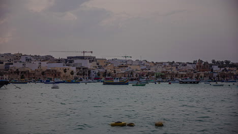 Die-Wasseroberfläche-Mit-Den-Fischerbooten-Im-Hafen-Von-Marsaxlokk-Auf-Malta