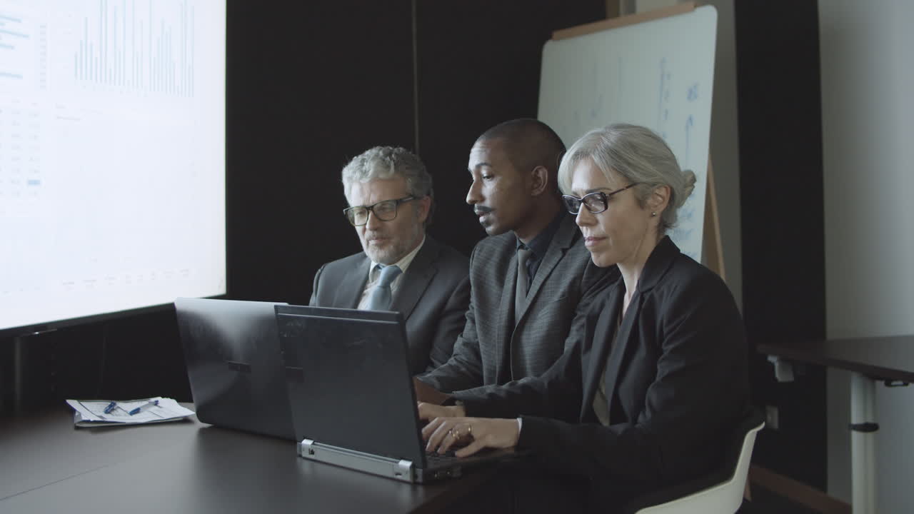 회의 및 이야기 사무실 동료의 팀